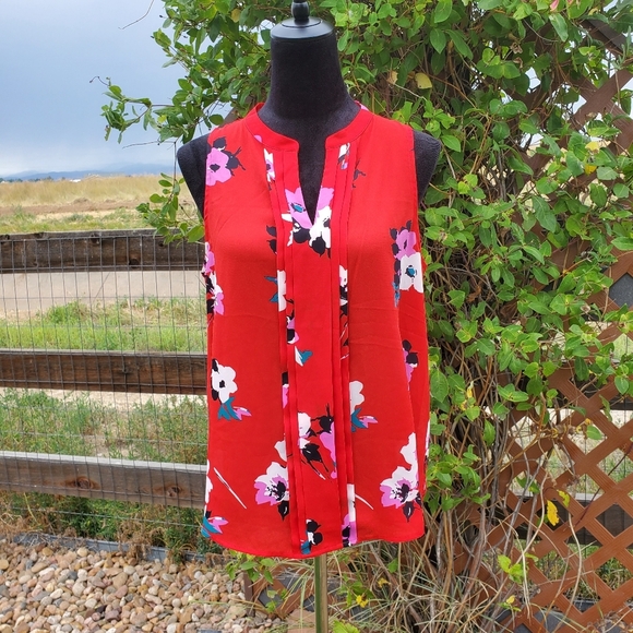 41 Hawthorn Breyson Pleat Detail Women's Blouse | Tropical Floral Red | Medium - Picture 9 of 15